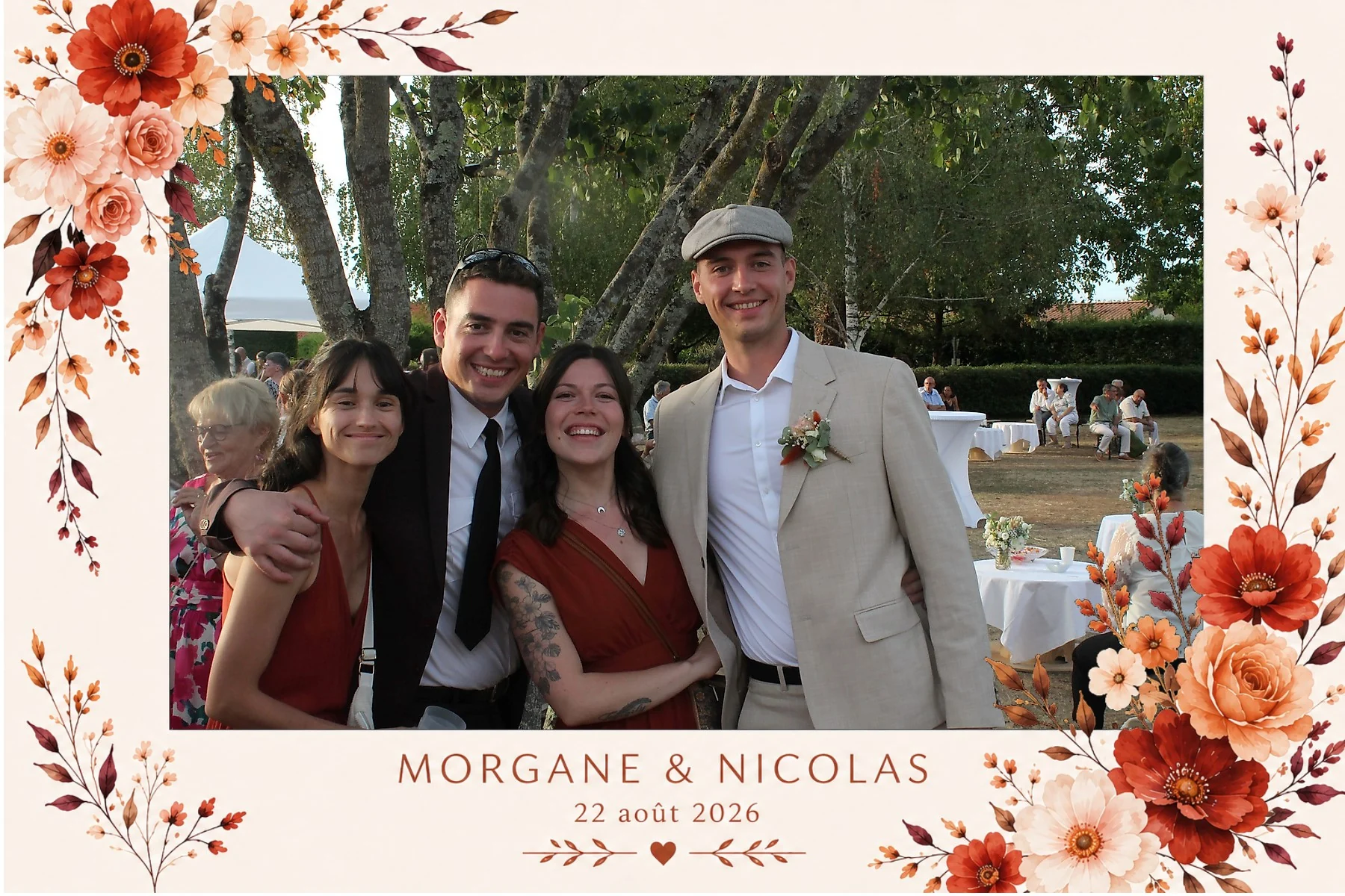 Photo de mariage avec un cadre floral terracotta