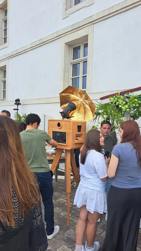 Des invités utilisant la borne photo au cours d’un événement en extérieur